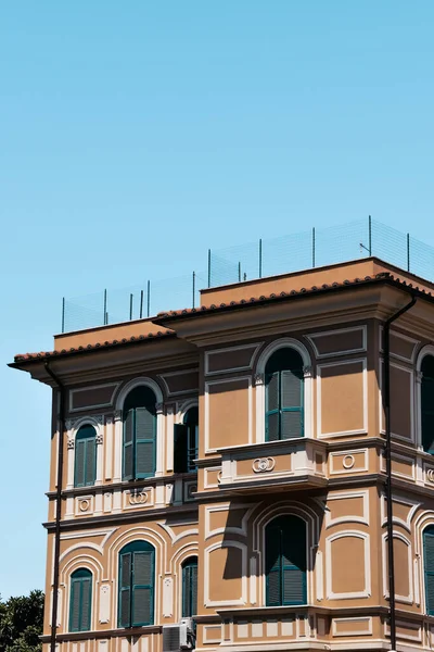 Roma Talya Klasik Bir Dış Tasarım Tarz Binasının Dikey Çekimi — Stok fotoğraf