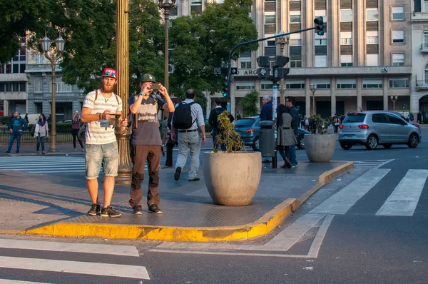 Buenos Aires Argentina Julho 2015 Turistas Rua Perto Plaza Mayo — Fotografia de Stock