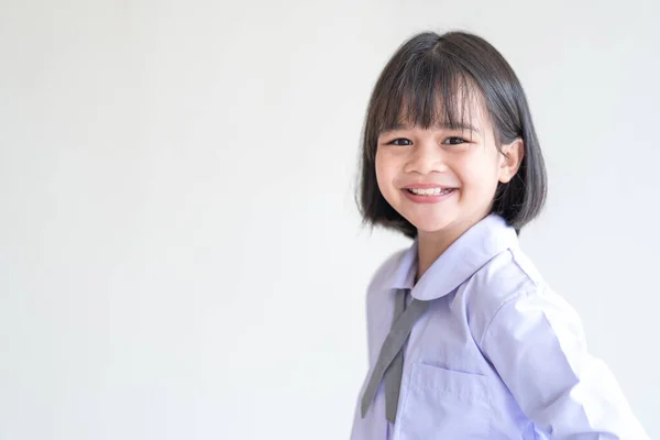 Sorriso Bonito Sudeste Asiático Menina Escola Uniforme Com Cabelo Preto — Fotografia de Stock