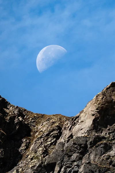 Ein Felsiger Berggipfel Mit Mond Einem Sonnigen Tag — Stockfoto