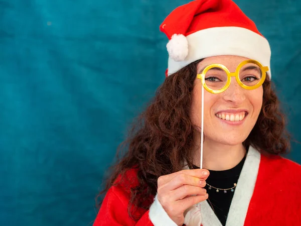 Retrato Una Mujer Alegre Vestida Como Papá Noel Sosteniendo Gafas — Foto de Stock