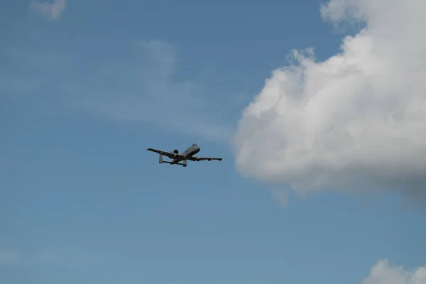在多云的天空中飞行的军用飞机 — 图库照片