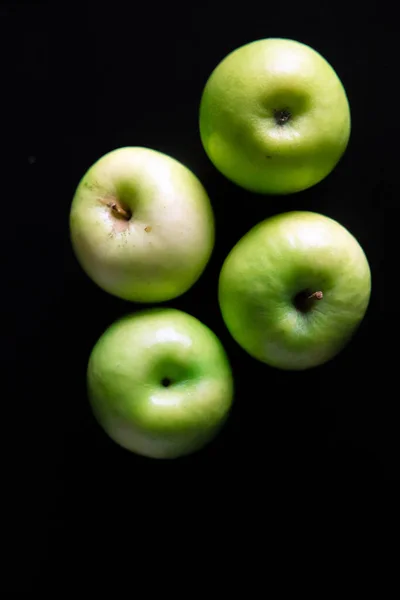 Vertikal Bild Fyra Gröna Äpplen Mörk Yta — Stockfoto