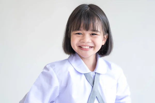 Sorriso Bonito Sudeste Asiático Menina Escola Uniforme Com Cabelo Preto — Fotografia de Stock