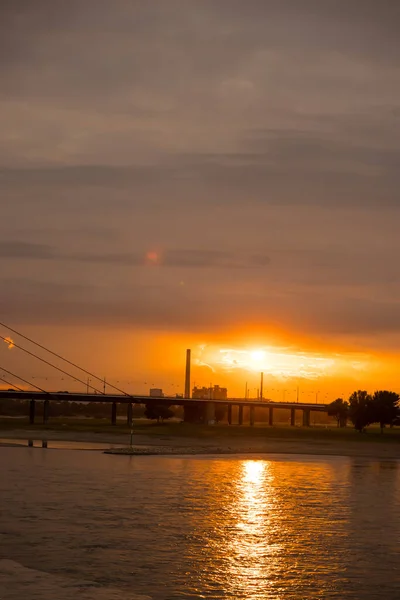 Usinas Longo Rio Reno Dusseldorf Durante Pôr Sol — Fotografia de Stock