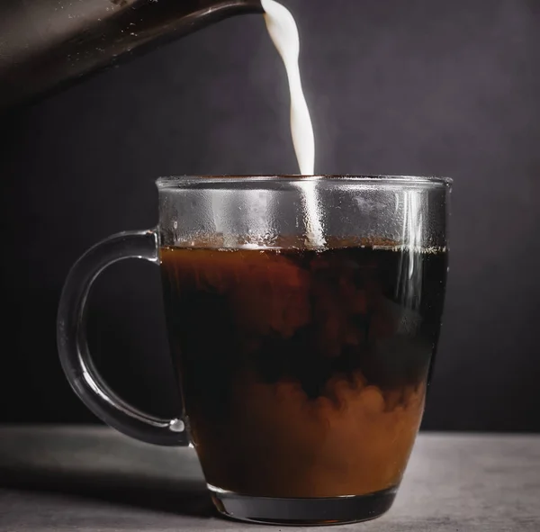 Крупним Планом Молоко Вливають Склянку Чаю — стокове фото
