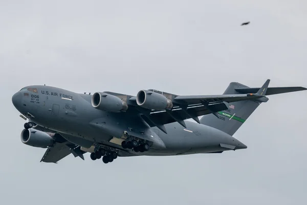 Ein Fliegendes Militärflugzeug Gegen Einen Bewölkten Himmel — Stockfoto