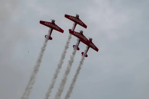 Grupo Aviões Voando Contra Céu Nublado Durante Show Aéreo — Fotografia de Stock