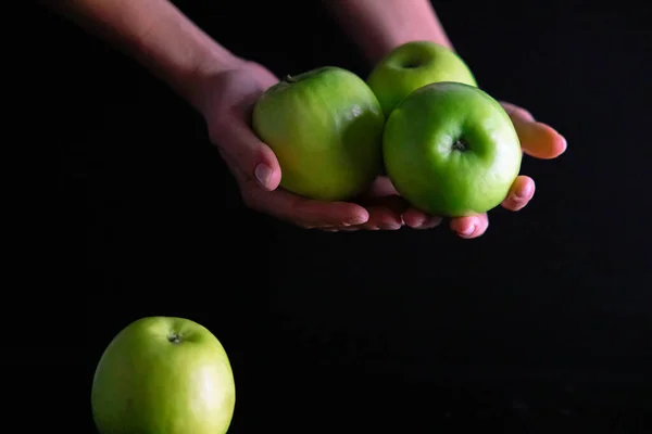 Mano Caucásica Sosteniendo Manzanas Verdes Sobre Fondo Oscuro — Foto de Stock