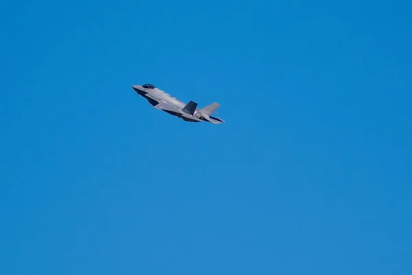澄んだ青空に対する空飛ぶ軍用機 — ストック写真