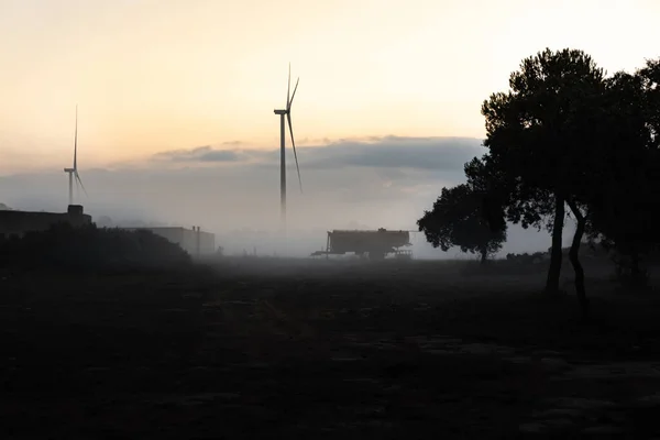 Krajina Při Východu Slunce Siluetami Větrných Mlýnů Vyrábějících Obnovitelnou Elektřinu — Stock fotografie
