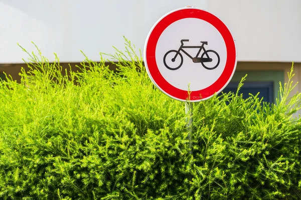 Zakaz Jazdy Rowerze Wewnątrz Zielonego Krzaka — Zdjęcie stockowe
