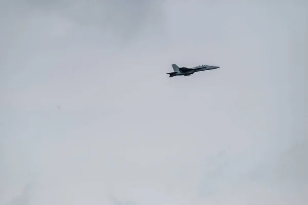 Uma Aeronave Militar Voadora Contra Céu Sombrio — Fotografia de Stock