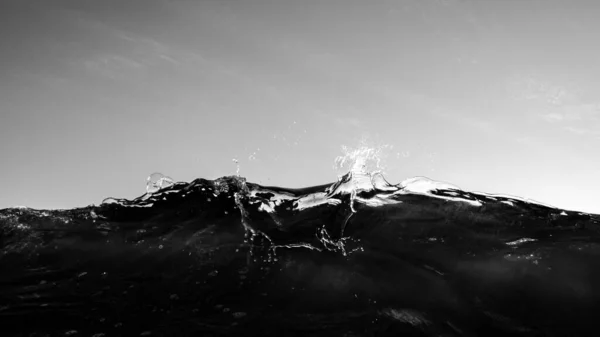 一张海浪的灰度照片 美丽的背景 — 图库照片