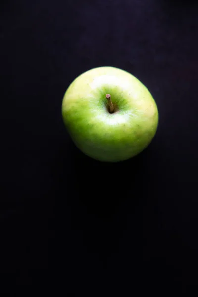 Närbild Bild Ett Grönt Äpple Isolerad Mörk Bakgrund — Stockfoto