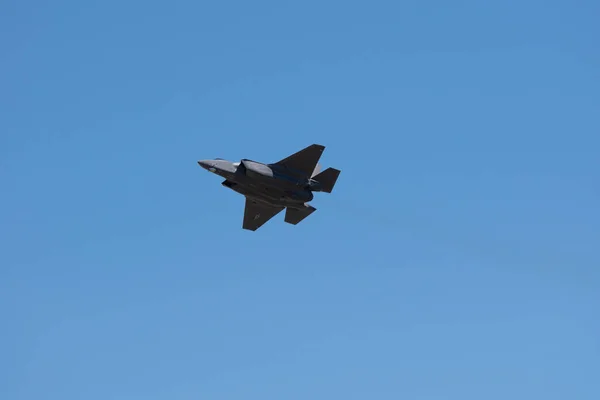 Létající Vojenské Letadlo Proti Jasně Modré Obloze — Stock fotografie