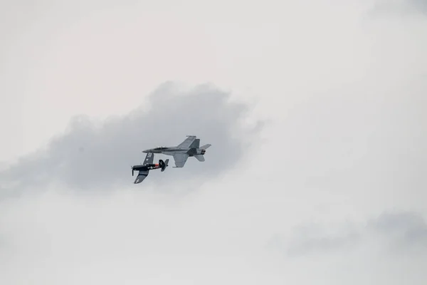 Par Aviones Volando Contra Cielo Nublado Durante Espectáculo Aéreo — Foto de Stock