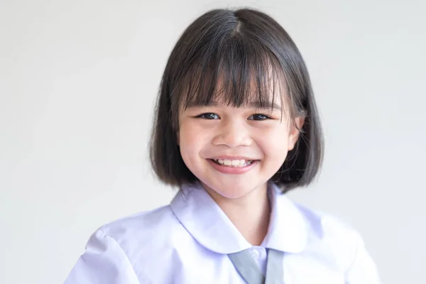 Close Sorriso Bonito Sudeste Asiático Menina Escola Uniforme Com Cabelo — Fotografia de Stock