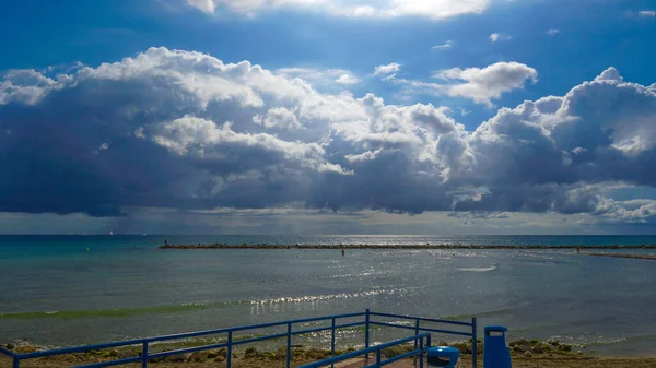 Een Prachtig Uitzicht Een Rustig Meer Onder Een Bewolkte Hemel — Stockfoto