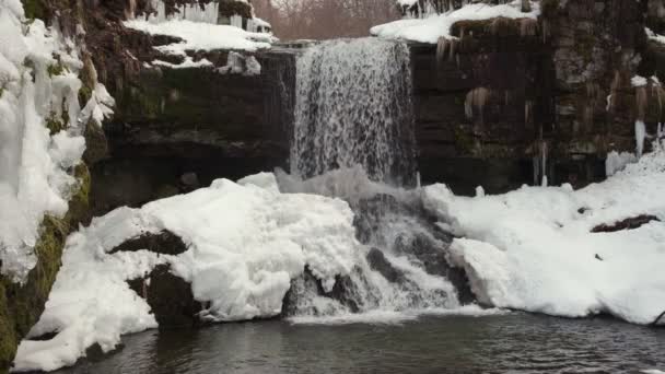 Wunderschöne Winterlandschaft Wasserfall Auf Dem Berg — Stockvideo