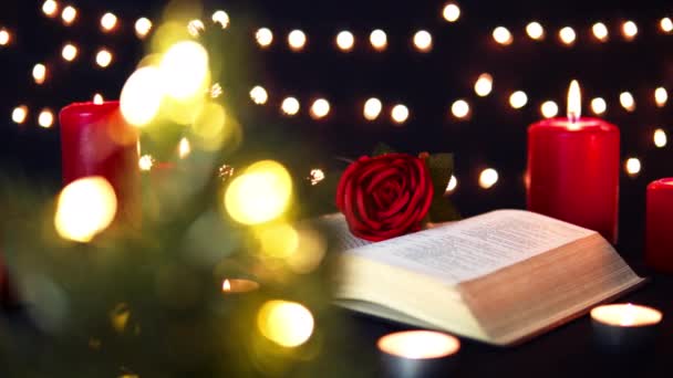 Όμορφα Κόκκινα Τριαντάφυλλα Και Κεριά Ξύλινο Τραπέζι Closeup — Αρχείο Βίντεο