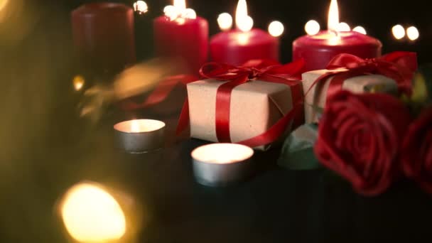 Hermosas Velas Con Vela Encendida Cinta Roja Sobre Fondo Oscuro — Vídeo de stock