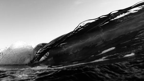 海の波のグレースケールショット 美しい背景 — ストック写真