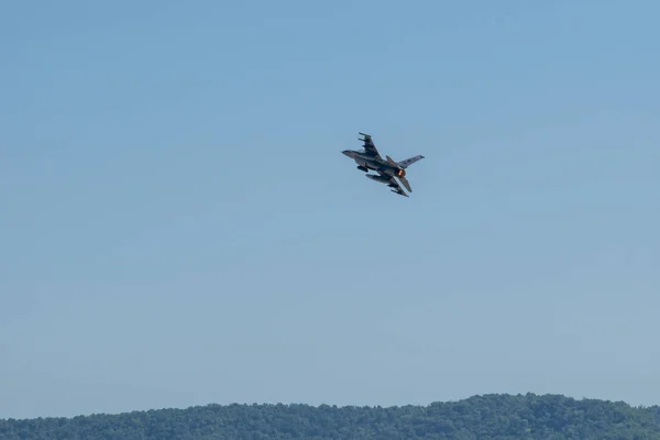 曇った空に対する空飛ぶ軍用機 — ストック写真