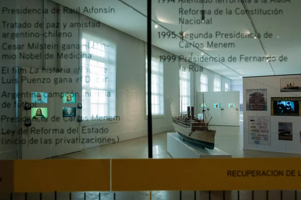 2015年8月7日 布宜诺斯艾利斯国家移民博物馆玻璃窗内的一个空展览馆 — 图库照片