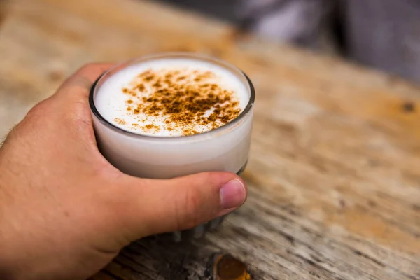 Een Man Met Een Glas Chai Tea Een Houten Ondergrond — Stockfoto