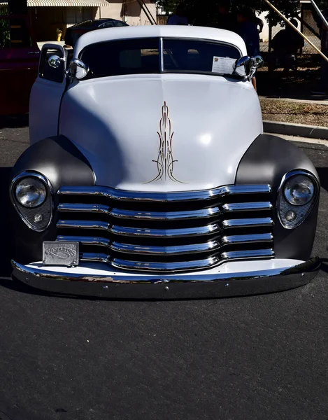 美国弗雷斯诺 2021年10月9日 1952年雪佛兰卡车3100辆灰色双色外漆在车展上的特写 — 图库照片