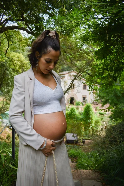 Beyaz Hamile Bir Kadın Karnını Tutup Bahçede Dikiliyor — Stok fotoğraf