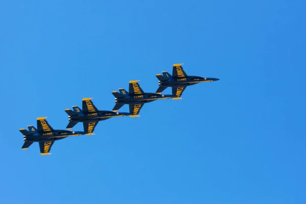 航空ショー中に青い空に対して飛行する航空機のグループ — ストック写真