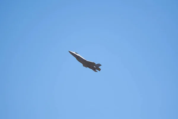 Egy Repülő Katonai Repülőgép Tiszta Kék Ellen — Stock Fotó