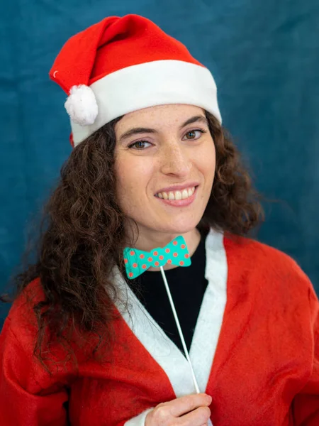 Portrait Cheerful Woman Dressed Santa Claus Holding Bow Booth Prop — ストック写真