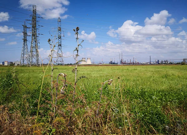 Uma Paisagem Campo Com Uma Planta Industrial Torres Transmissão Fundo — Fotografia de Stock
