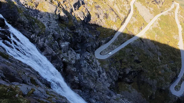 Una Toma Alto Ángulo Camino Cascada Trolls Camino Innfjorden Montaña — Foto de Stock