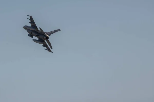 Avión Militar Volador Contra Cielo Nublado — Foto de Stock