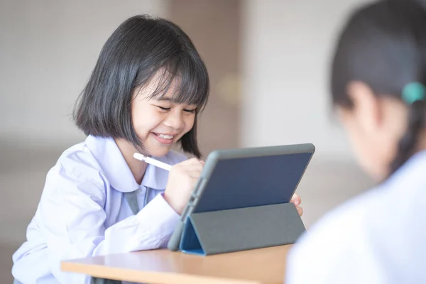 Ein Fröhlich Lächelndes Südostasiatisches Schulmädchen Einer Uniformzeichnung Auf Einem Tablet — Stockfoto