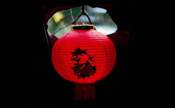 Eine Nahaufnahme Einer Hängenden Roten Chinesischen Laterne — Stockfoto