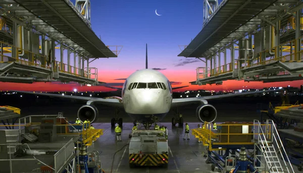 Avión Siendo Empujado Fuera Del Hangar Amanecer Después Del Mantenimiento — Foto de Stock