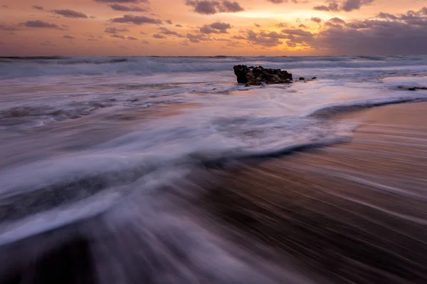 Ein Sandstrand Einem Dramatischen Sonnenuntergang — Stockfoto