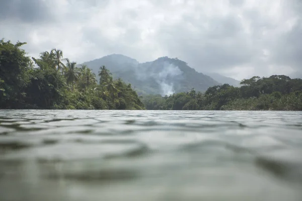 Uma Bela Vista Paisagem Uma Praia Fundo Das Montanhas — Fotografia de Stock