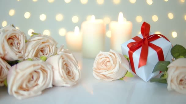 白色背景上美丽的玫瑰和花朵 — 图库视频影像