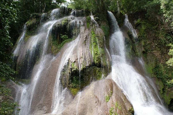 Uma Bela Foto Uma Cachoeira Meio Uma Floresta Bonito Brasil — Fotografia de Stock