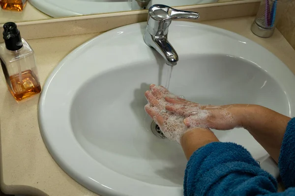 Руки Жінки Миють Милом Ванній Кімнаті Блакитному Халаті — стокове фото