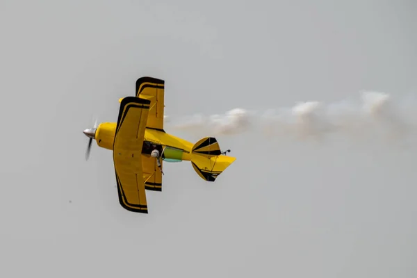 飞机在航空展中在多云的天空中飞行的飞机 — 图库照片