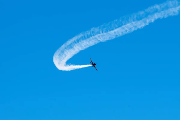 Ein Fliegendes Flugzeug Vor Blauem Himmel Während Einer Flugshow — Stockfoto