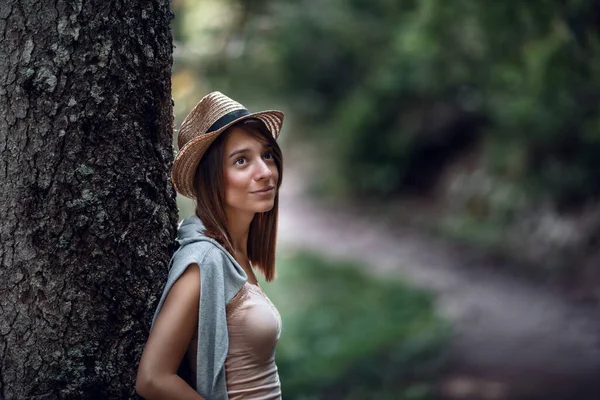 Foco Raso Uma Mulher Caucasiana Com Uma Camiseta Branca Posando — Fotografia de Stock