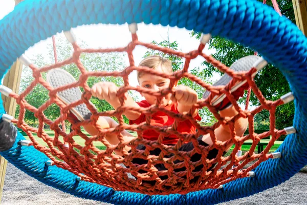 Niño Caucásico Jugando Parque Juegos Con Camiseta Roja Día Soleado — Foto de Stock